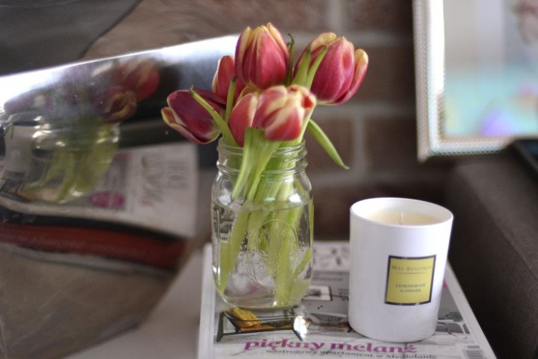Bukiet świeżych tulipanów wnosi do wnętrza przyjemną wiosenną aurę. Aranżacja stoliczka kawowego uzupełniona o pachnącą...