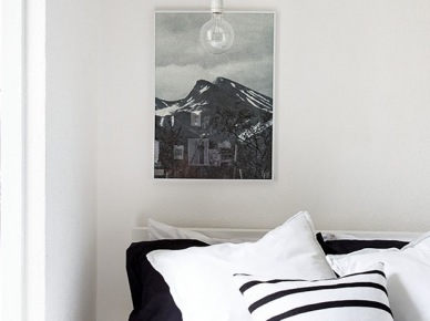 Żarówka na kablu w sypialni skandynawskiej w biało-czarnych kolorach (21547)