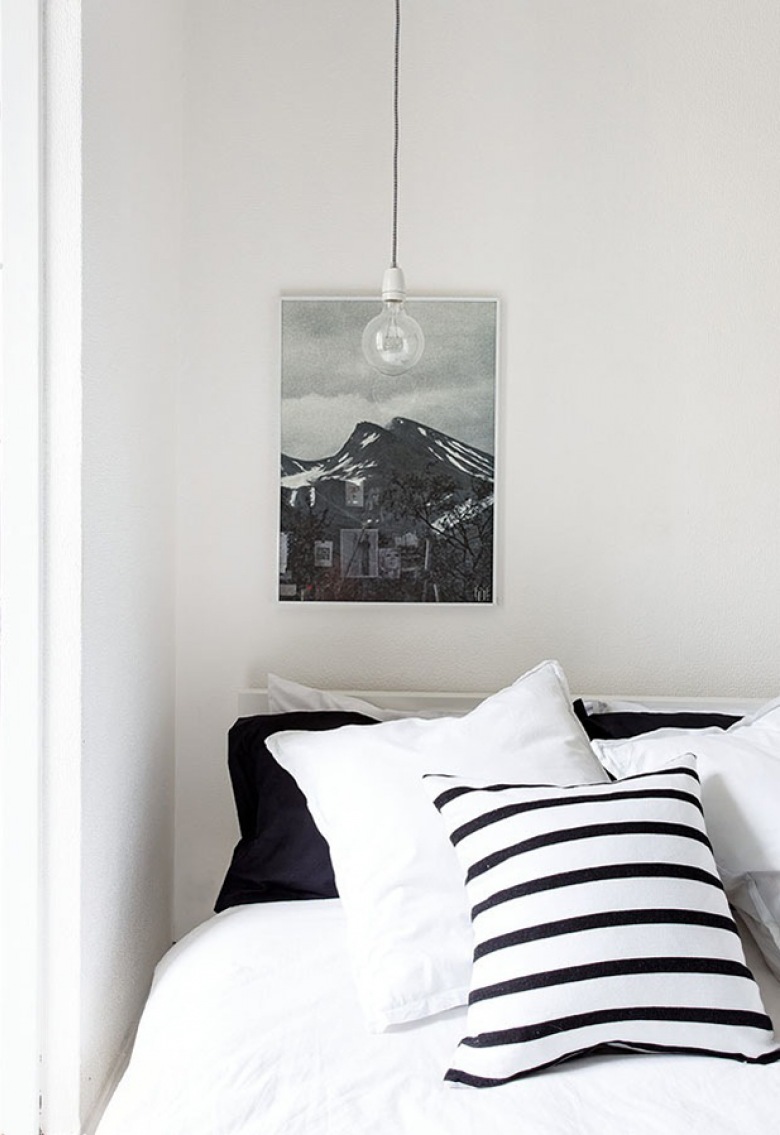 Żarówka na kablu w sypialni skandynawskiej w biało-czarnych kolorach (21547)