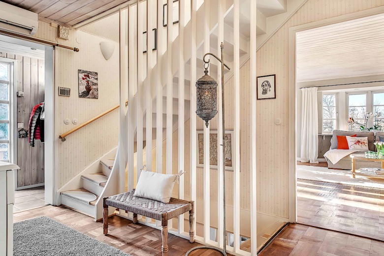 W przedpokoju zamiast tradycyjnej ścianki właściciele zdecydowali się na przesłonięcie schodów drewnianymi listewkami. Ich drobna forma i biały kolor sprawiają, że aranżacja wnętrza nabiera niesamowitej...