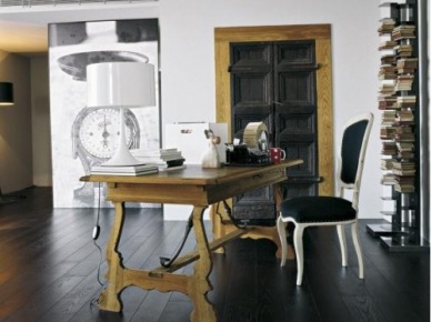 Drewniane czarne drzwi,czarne deskin apodłodze,rustykalne biurko i czarno-biała fototapeta w domowym biurze (25216)