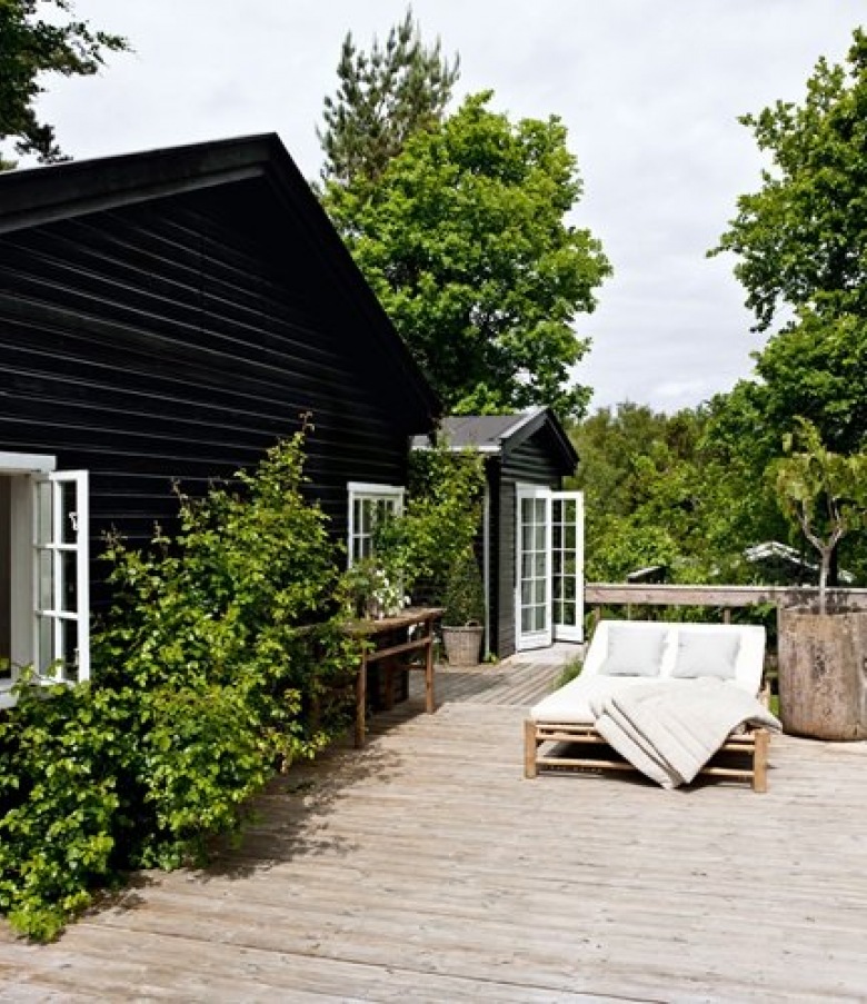 esencja skandynawskiego dizajnu w wiejskiej aranżacj czarnego domku z białymi wnętrzami - patrząc na te skandynawskie...