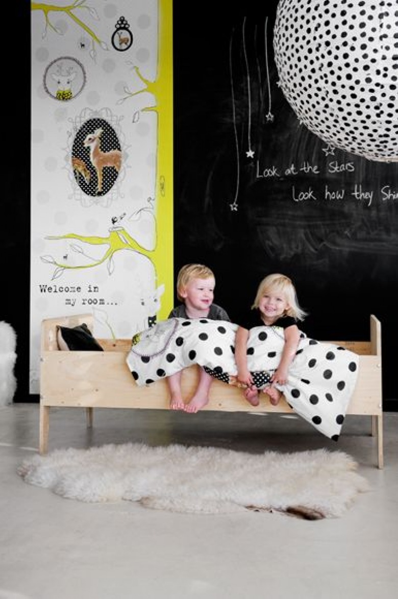 Biała podłoga i czarna ściana z farby tablicowej w pokoiku dziecięcym - idealne połączenie. Żółte dodatki świetnie...