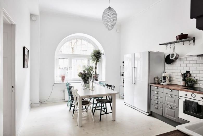 Piękne mieszkanie w stylu skandynawskim, ale urządzone tradycyjnie i w określonej ściśle palecie barw. Od bieli,...