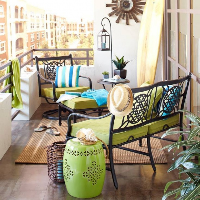 Stylowe meble na balkonie urozmaicono w dość ciekawy sposób - kolorowymi poduchami. Zielone akcenty w aranżacji...