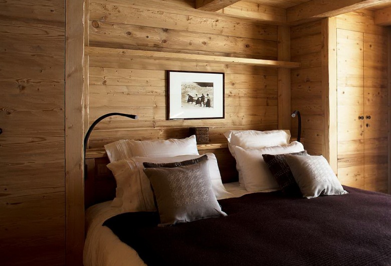 Drewno na ścianach w sypialni w alpejskiej  zimowej rezydencji (20708)