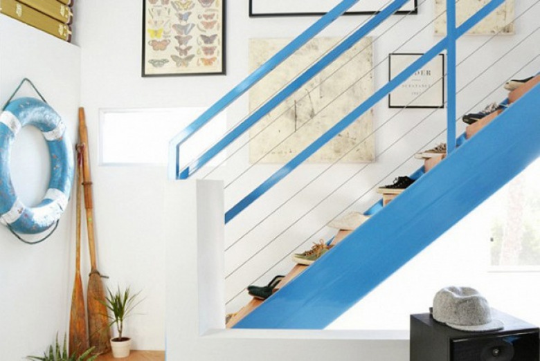 Niebieskie schody dodają wyrazu wnętrzu i nawiązują do marynistycznego stylu przedpokoju. Podobnie koło ratunkowe,...