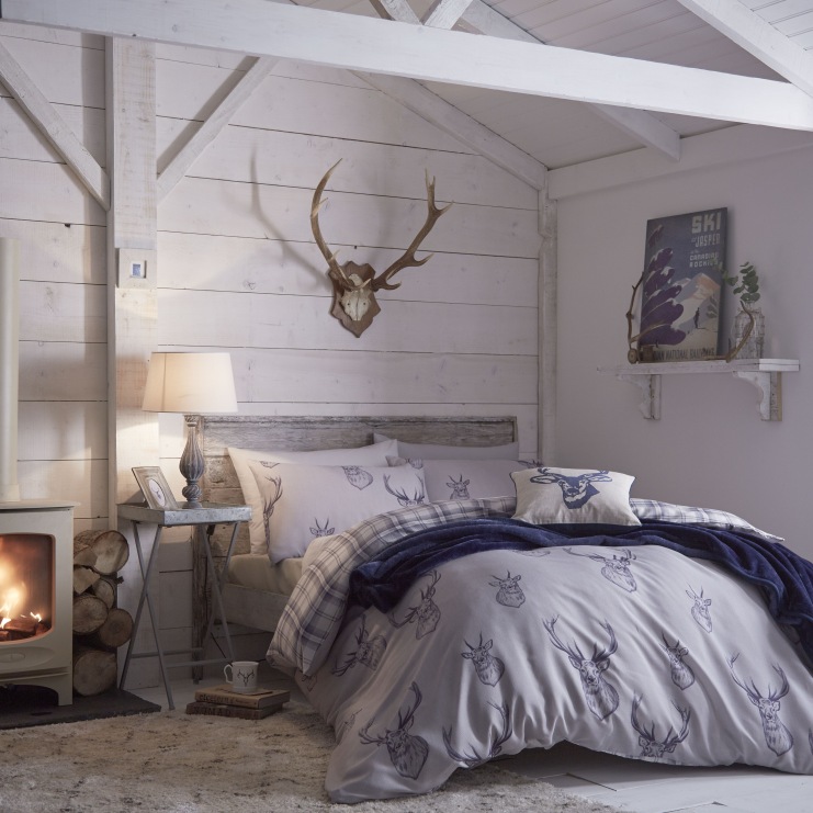 Aranżacja sypialni w skandynawskim stylu bazuje na różnych odcieniach szarości oraz bieli. Charakterystyczne dodatki,...