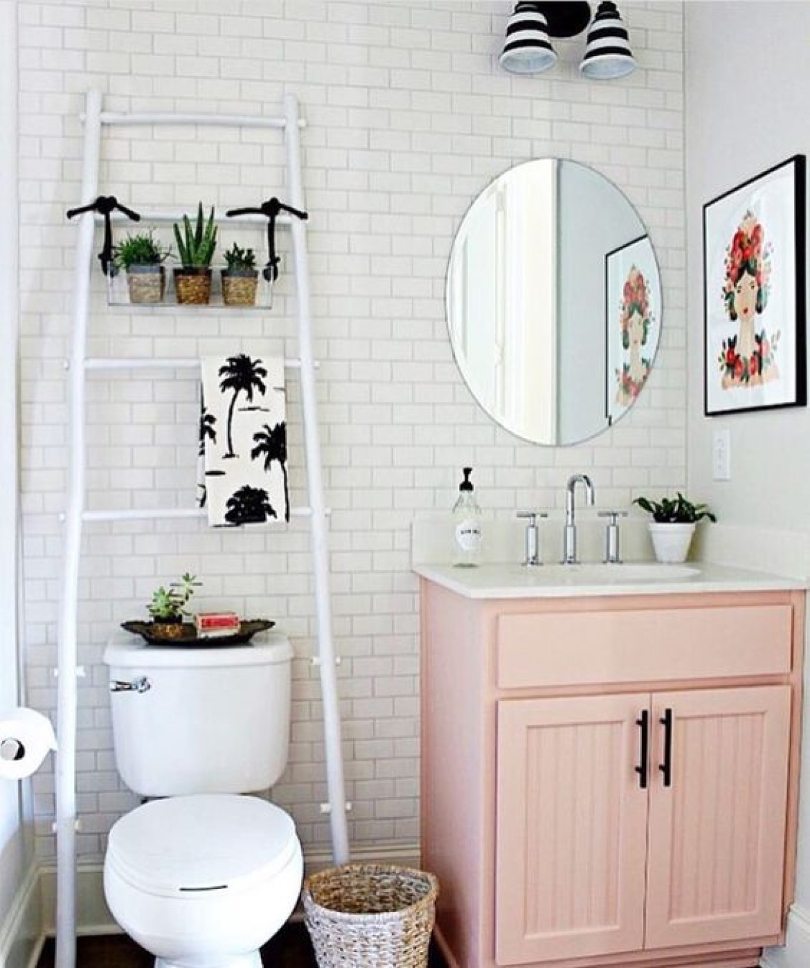 Biała drabina i różowa szafka w małej łazience (53867)