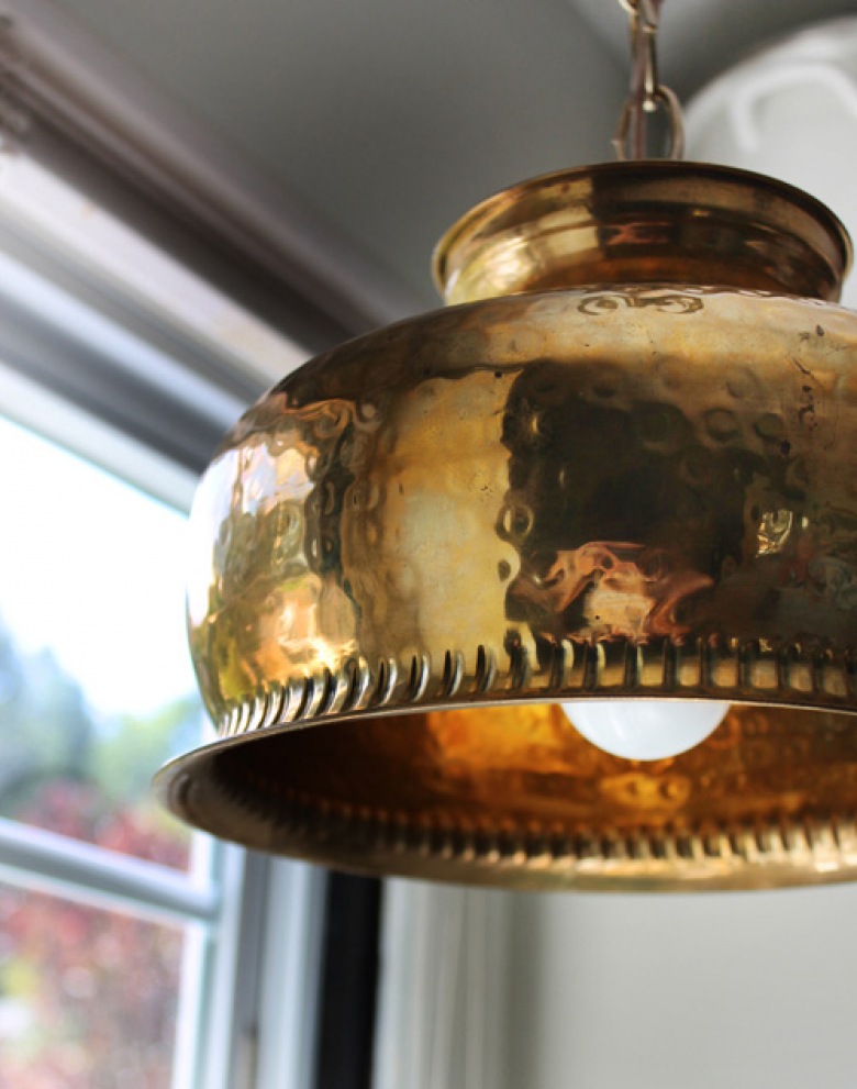 Złota lampa w kuchni (41637)