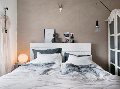 Beton dekoracyjny na ścianie w sypialni,biała serwantka szafa,industrialna żarówka na kablu,białe łóżko (47891)
