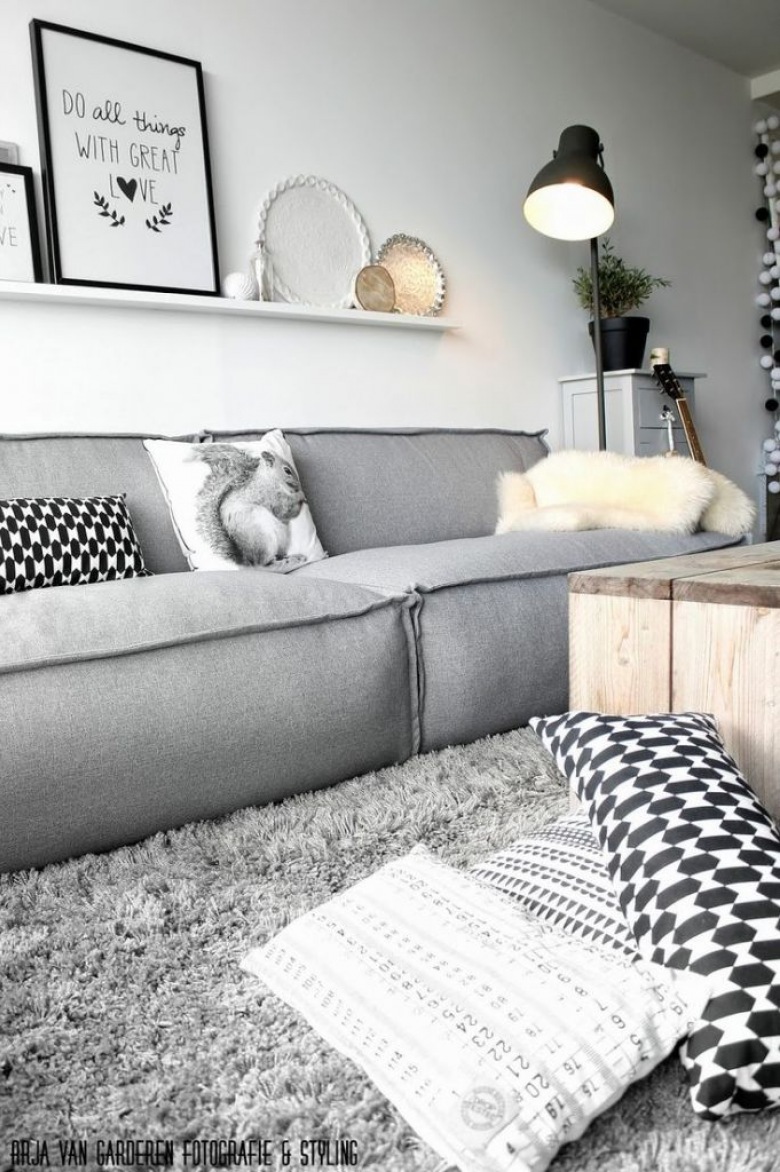 Pokój dzienny urządzony  z minimalizmem w skandynawskim stylu. Półeczki ribba z Ikei są fajnym pomysłem na postawienie obrazków, zdjęć czy innych drobnych dekoracji. Wystarczy powiesić ją nad łóżkiem czy sofą i wyeksponować choćby książki. Do tego drewniany...