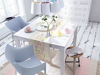 Nowoczesne krzesła z tworzywa,biały stół,podłoga bielona vintage i kolorowe wnętrza abażurów w lampie wiszącej nad stołem w jadalni (27709)