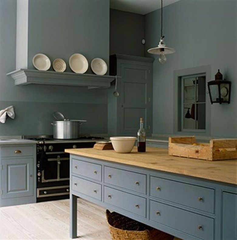 Ciemnoszare ściany i szafki w ttradycyjnej kuchni z kuchenną wyspą i retro piekarnikiem (25625)