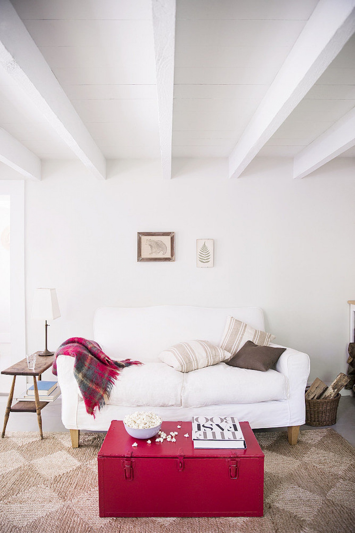 Różowy kufer skrzynia,drewniana ławka, jutowy dywan i biała sofa w rustykalnym salonie (25207)