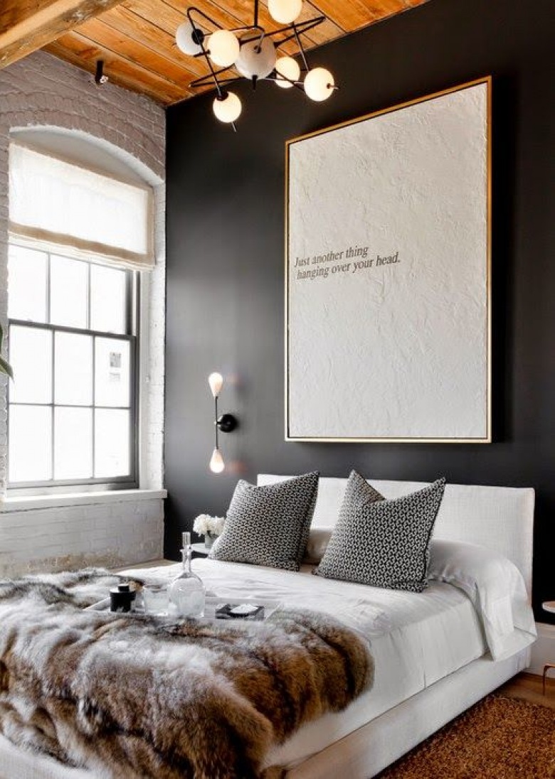 Białe łóżko z zagłówkiem , bardzo ciemna ściana w sypialni i wielki obraz...Ja dla mnie świetnie urządzona sypialnia.