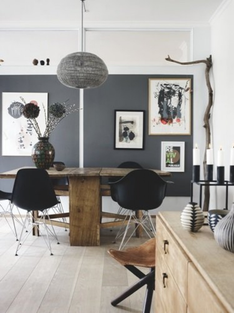 Drewniany stół vintage z nowoczesnymi czarnymi krzesłami i ażurową czarną lampą i ścianami (21063)
