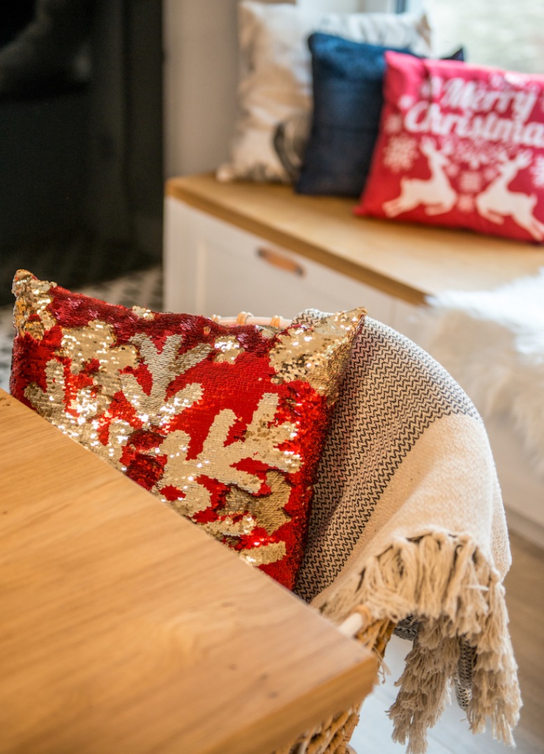 Czerwona poduszka ze złotymi śneżynkami (56836)