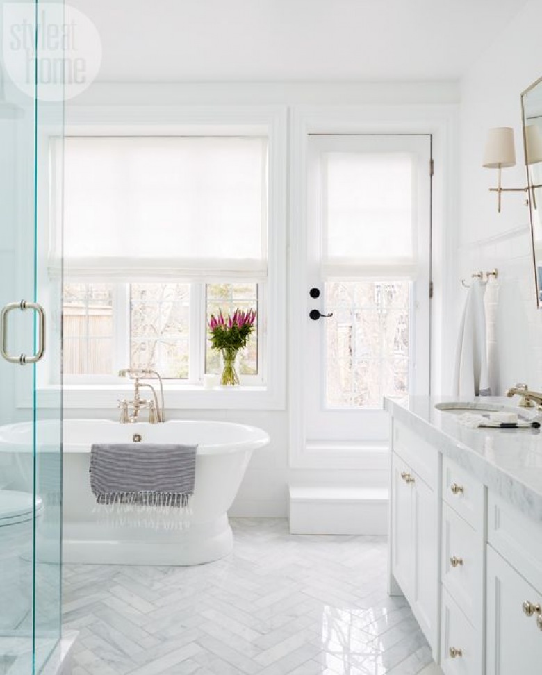 Duże okna zapewniają sporo naturalnego światła, które powiększa dodatkowo łazienkę. Biały kolor pięknie je odbija....