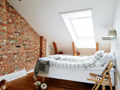 Biała sypialnia pod skośną ścianą i ścianą z czerwonej cegły (21645)