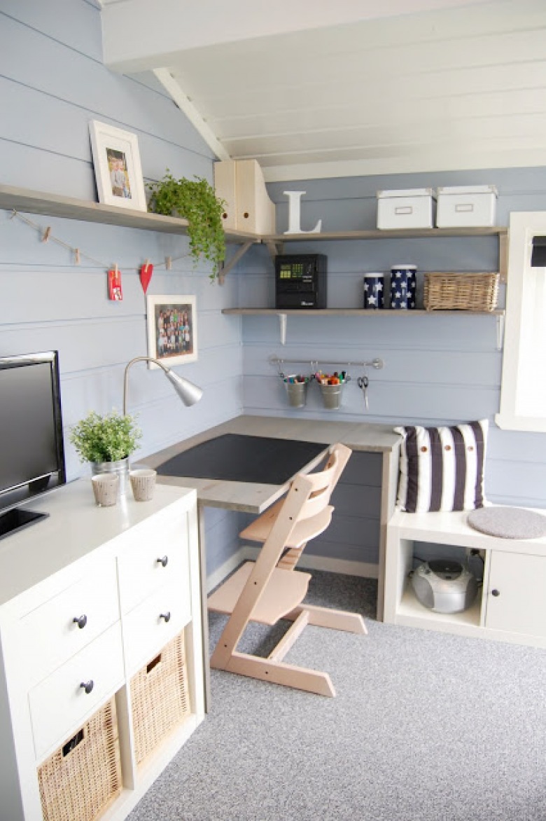 Drewniane biurko i półki w pokoju dla dziecka w szarym kolorze (23889)