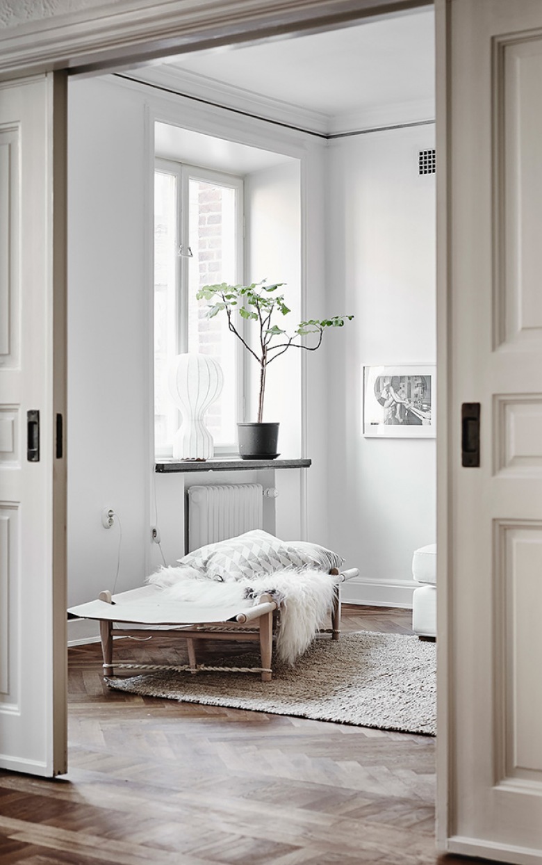 Białe wnętrza skandynawskiego domu z przesuwnymi drzwiami,drewnianą ławką leżanką (47667)