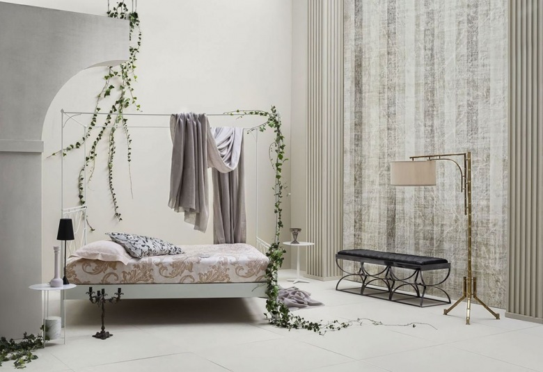 przepiękna sypialnia w białym kolorze ze stylowymi elementami dekoracji