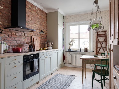 Aranżacja mieszkania z przestronną kuchnią z czerwonymi cegłami w eklektycznym stylu