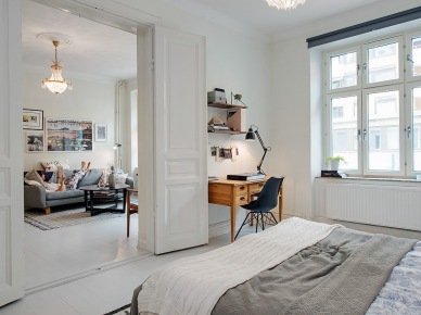 Kącik z domowym biurkiem w aranżacji białej skandynawskiej sypialni (26136)
