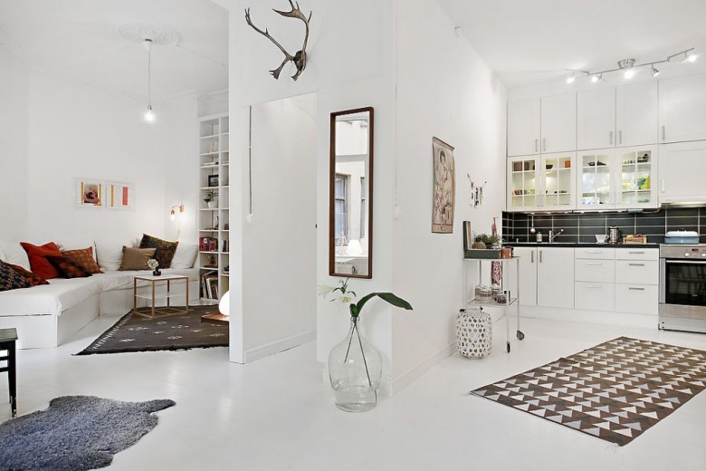 Mieszkanie o nieregularnym kształcie i powierzchni 50 m2 z białą podłogą i skandynawskim duchem (42757)
