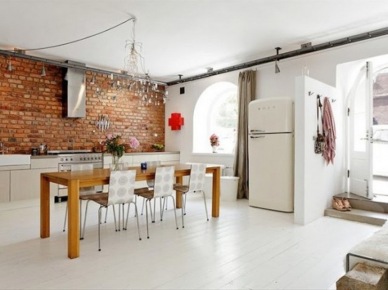 Druciane żyrandloe,biała podłoga,nowoczesne krzesła ,drewniany stół prostokatny i  ściana z czerwonej cegły w dużej otwartej kuchni (25274)