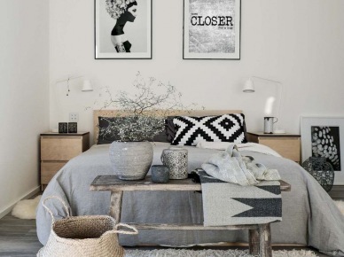 Sypialnia w błękitnej szarości z drewnianą ławką przed łóżkiem (55906)