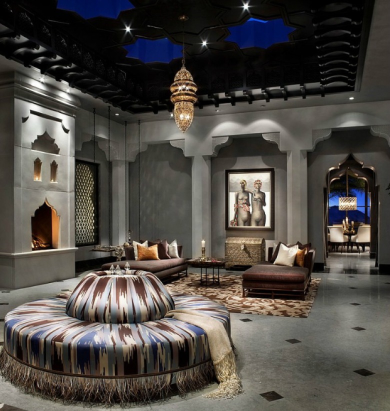 Marokańskie wnętrze,srebrne dekoracje,rezydencja w marokańskim stylu,piękne domy,piekna architektura,orientalny styl,najpiękniejsze aranzacje wnetrz,elegancka rezydencja,marokańska architektura,marokańskie mozaiki,rzeźbione drzwi,brązowe dre (34866)