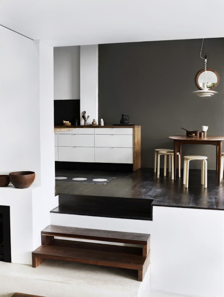 przykład eleganckiej, szarej kuchni w minimalistycznym, nowoczesnym...
