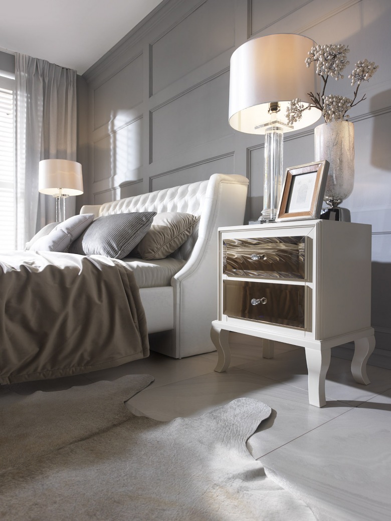 Pikowane wezgłowie łóżka idealnie oddaje elegancki charakter sypialni. Dzięki stonowanej kolorystyce szarości w pokoju...