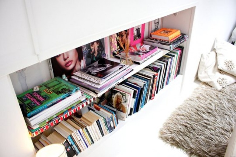 Wnęki idealnie pasują na przechowywanie magazynów i książek, są jednym z tanich sposobów na aranżację mieszkania.