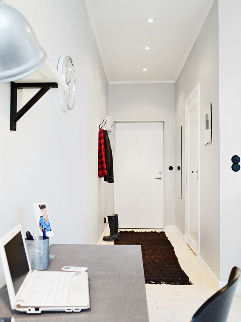 małe mieszkanie, w którym mieszka dwoje studentów - mamy więc optymalne rozwiązania przestrzeni w skandynawskim stylu - prosto, estetycznie i bez zbędnych...