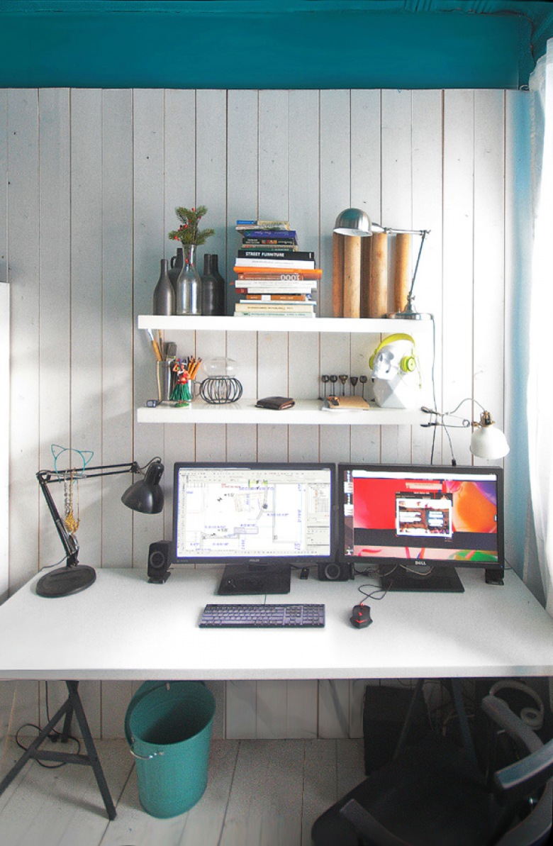 Profesjonalny kącik biurowy w małym biało-szmaragdowym pokoju (22179)