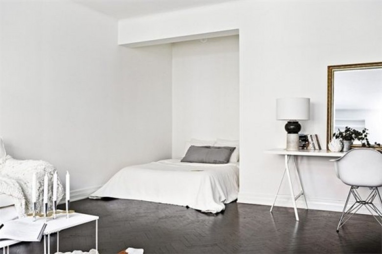 bardzo eleganckie i proste male mieszkanie, które zostało urządzone w białym i czarnym kolorze. białe ściany, czarna...