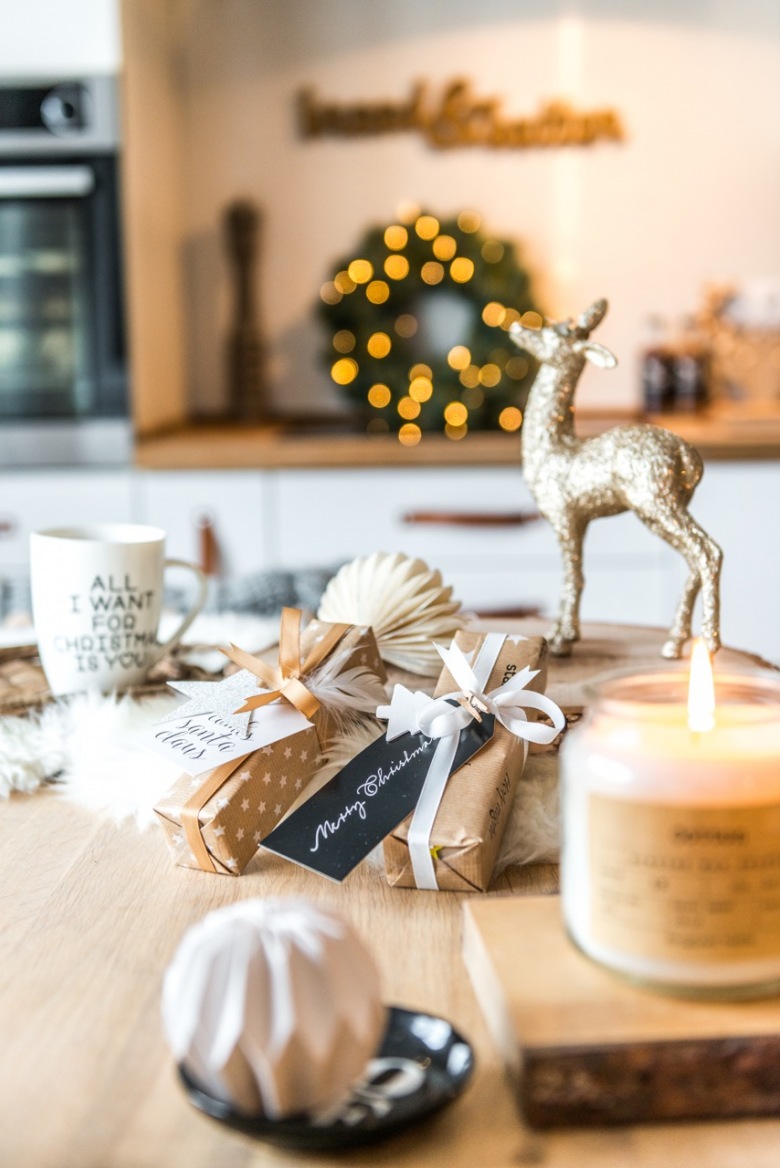 Dzięki dekoracjom świątecznym aranżacja jadalni nabiera przytulnego charakteru. Drobne prezenty i ozdobne figurki czy świeca tworzą wspaniały nastrój we...
