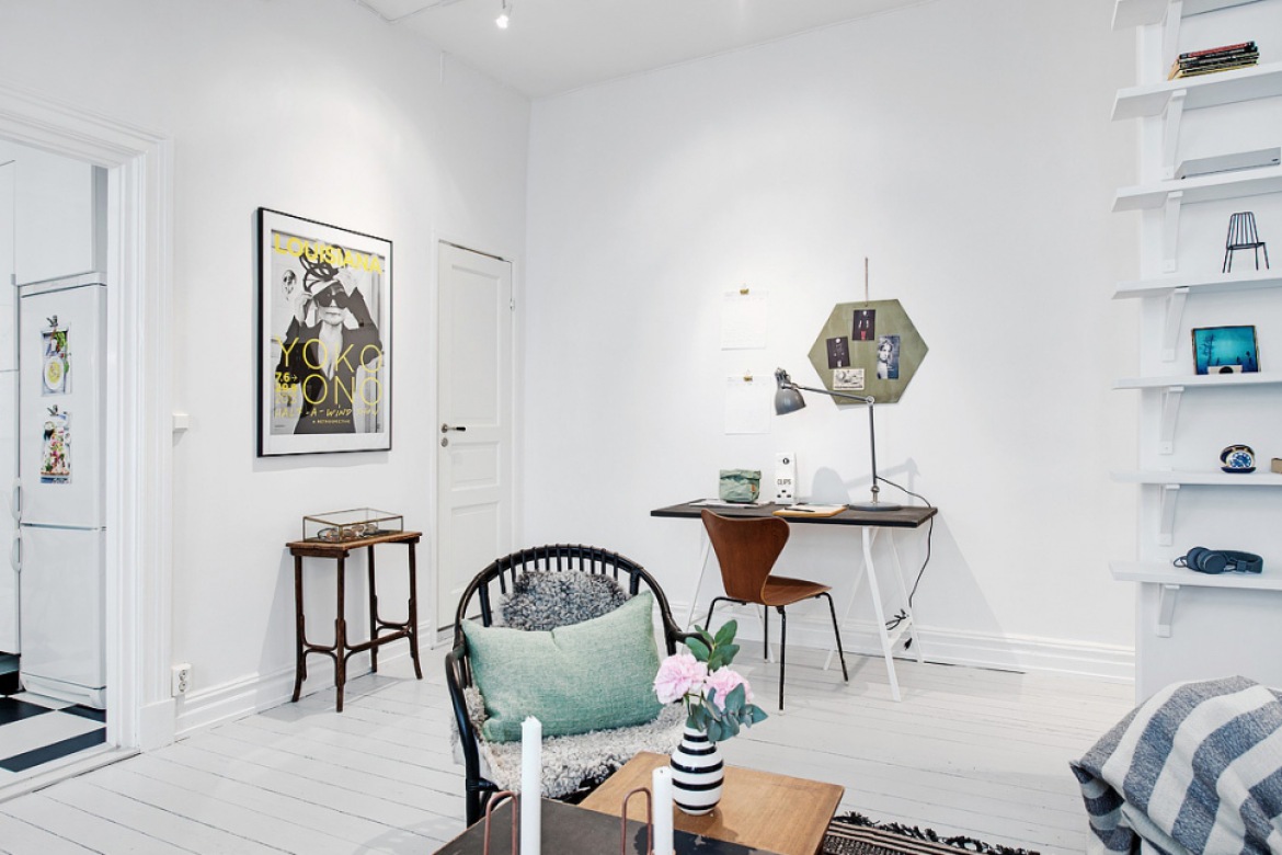 Biały salon skandynawski z małym biurkiem, czarnymi fotelikami z rattanu i turkusowymi dodatkami (28574)