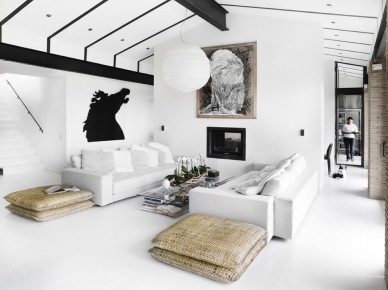 Bambusowe puchy ,biała piodłoga,białe sofy w aranżacji skandynawskiego salonu (26750)