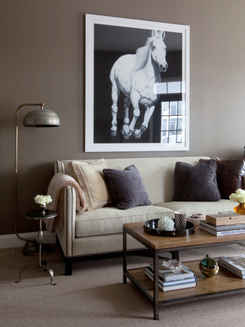 Duży obraz z koniem nad sofą to oryginalny zabieg dekoracyjny!