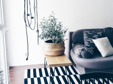 Aranżacja salonu w skandynawskim stylu z pasiastym dywanem (51152)