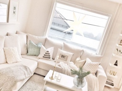Biały salon z narożną sofą i dekoracją z gwiazdy w oknie (52131)