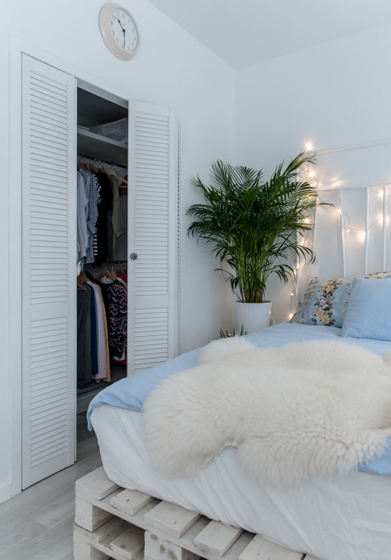 W niewielkiej sypialni znalazło się miejsce na małą garderobę, którą ukryto za rozsuwanymi drzwiami w białym kolorze....