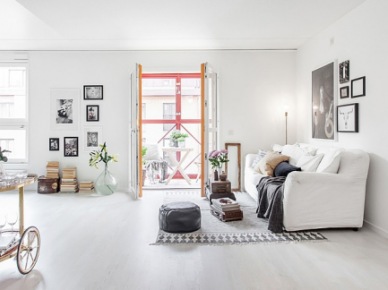 Czarny skórzany puf,barek vintage na kółkach,biało-czarny dywan w stylu skandynawskim i galeria fotografii na ścianach w salonie (24703)