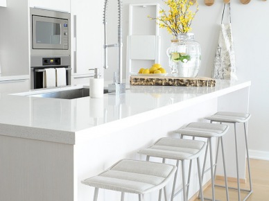 Biała wyspa z nowoczesnymi stolkami barowymi w białej kuchni (23500)