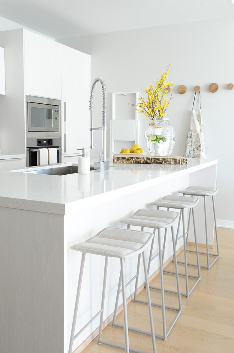 Biała wyspa z nowoczesnymi stolkami barowymi w białej kuchni (23500)