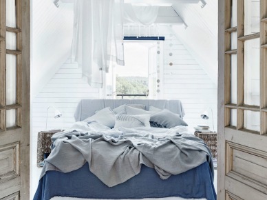 Bielone drewniane belki z romantycznym upięciem białych firan-baldachimu w aranżacji sypialni z niebieska dekoracją łóżka (25442)